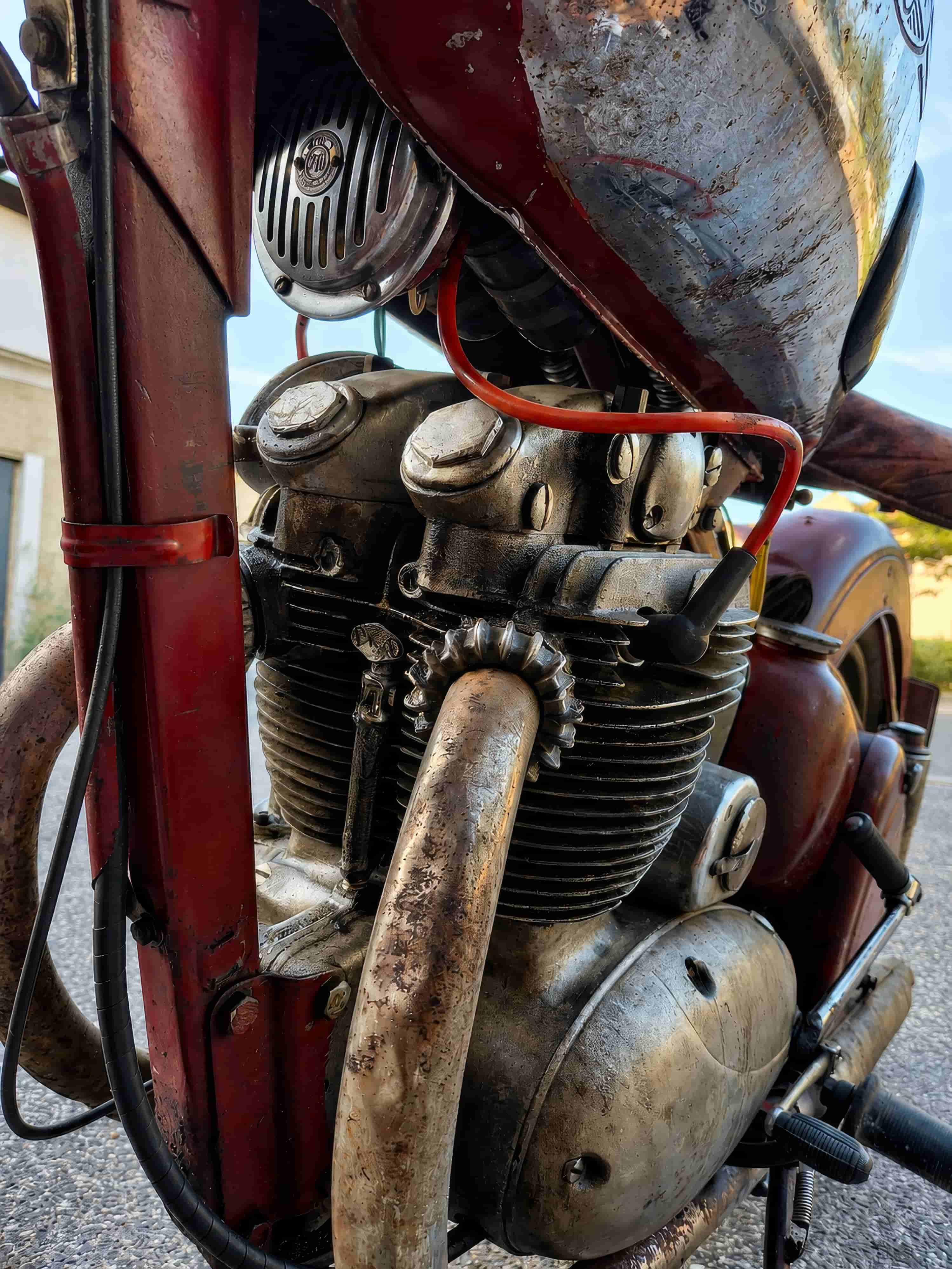 Detail patinovaného motora historického motocykla.